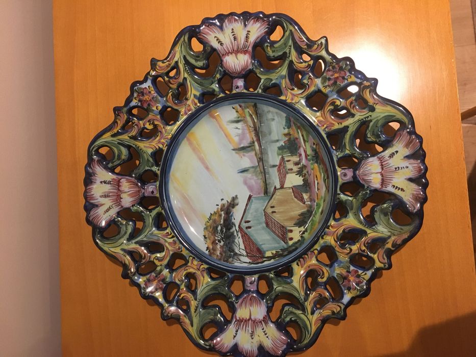 Pratos pintados à mão/ louça vasada de Alcobaça