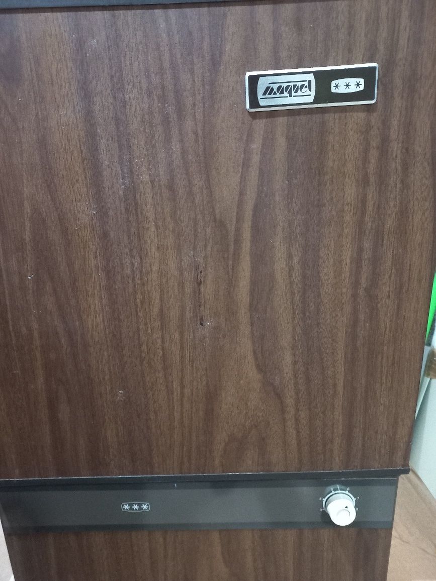 Frigorífico pequeno de cor castanho