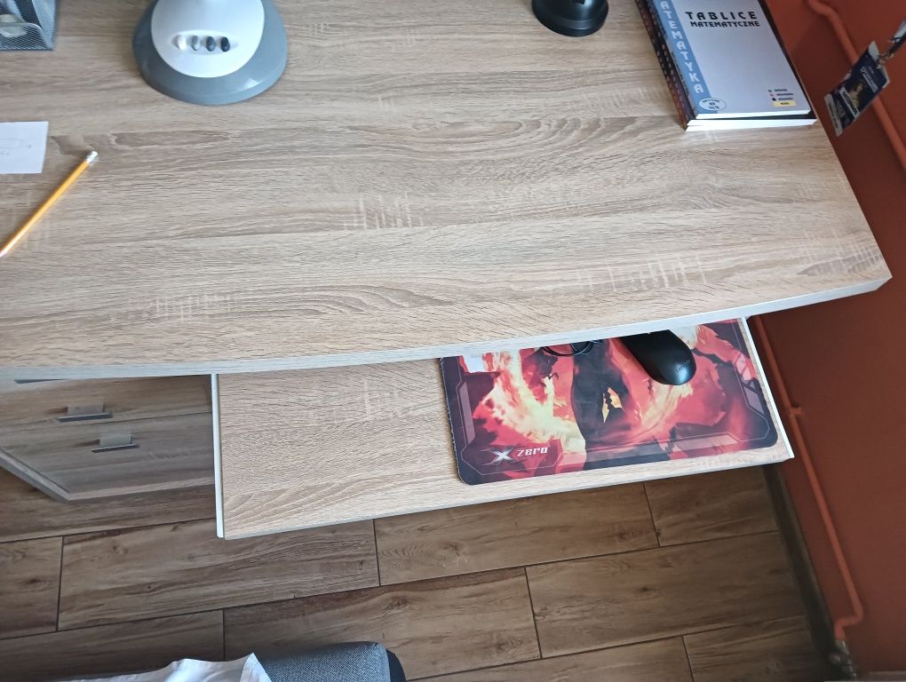 Biurko szkolne z miejscem na drukarkę i komputer stacjonarny