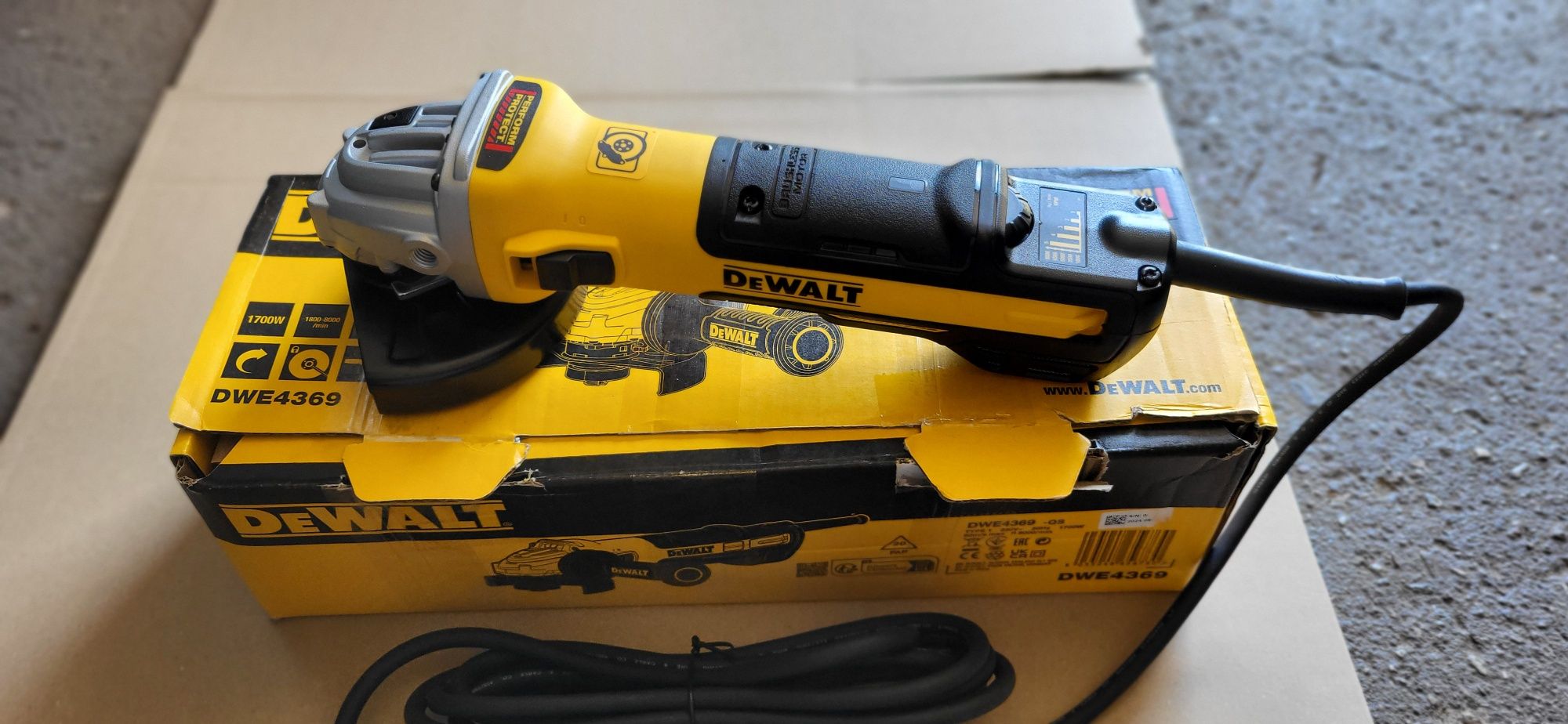 Szlifierka Kątowa  Dewalt  DWE4369   1700w