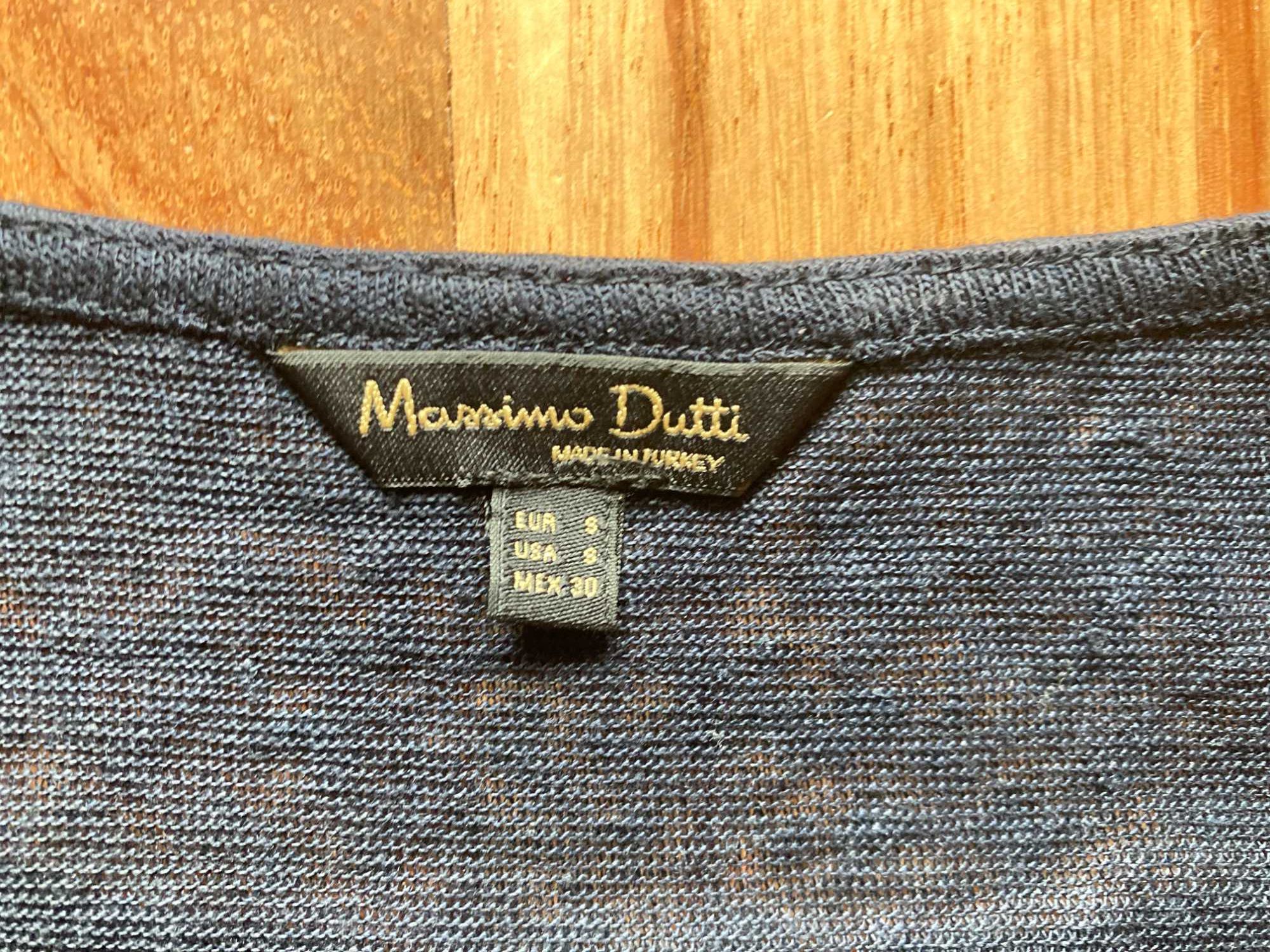 Camisola da Massimo Dutti, em azul escuro com aplicação em renda.