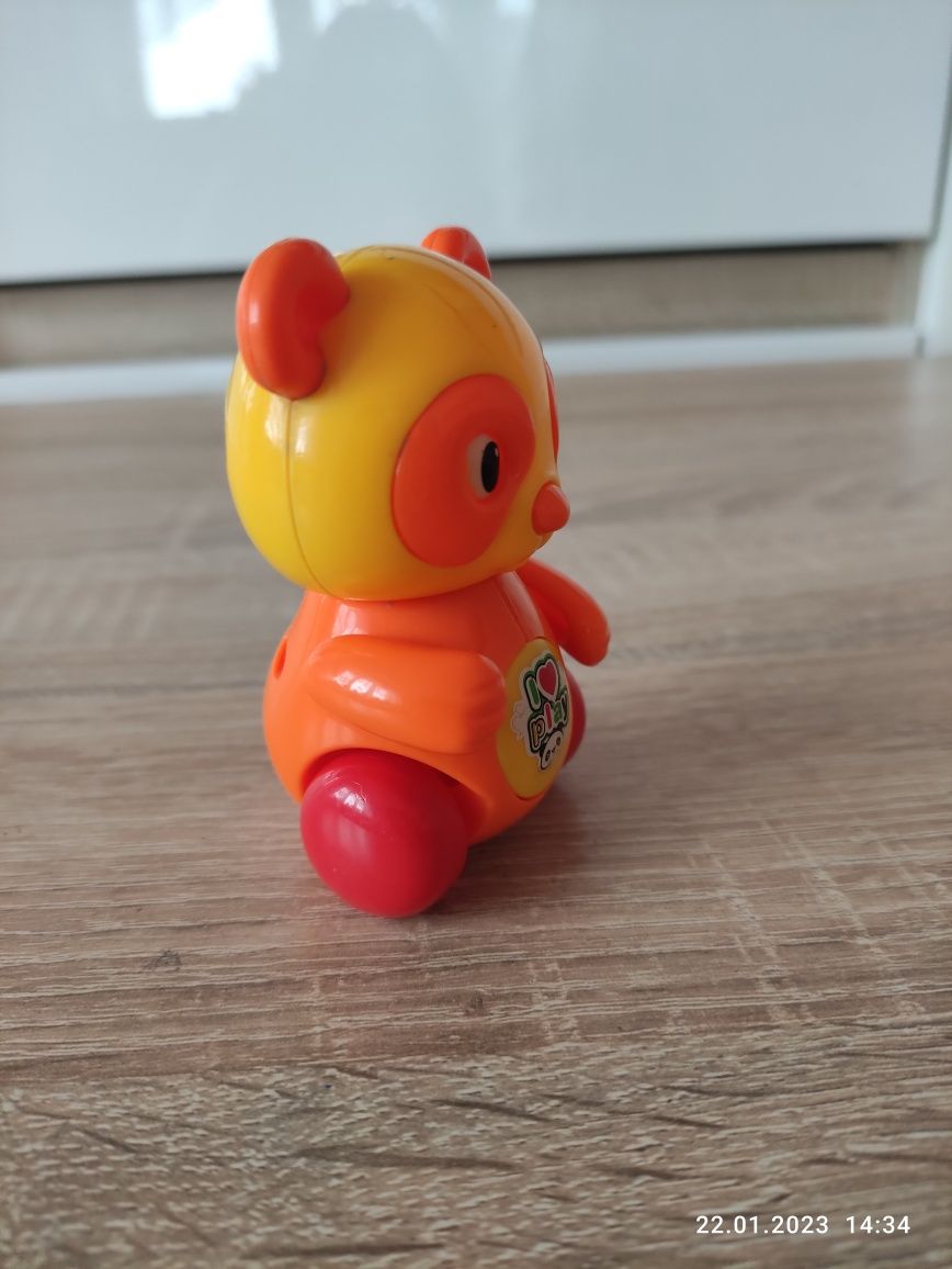 Panda chodząca po nakręceniu