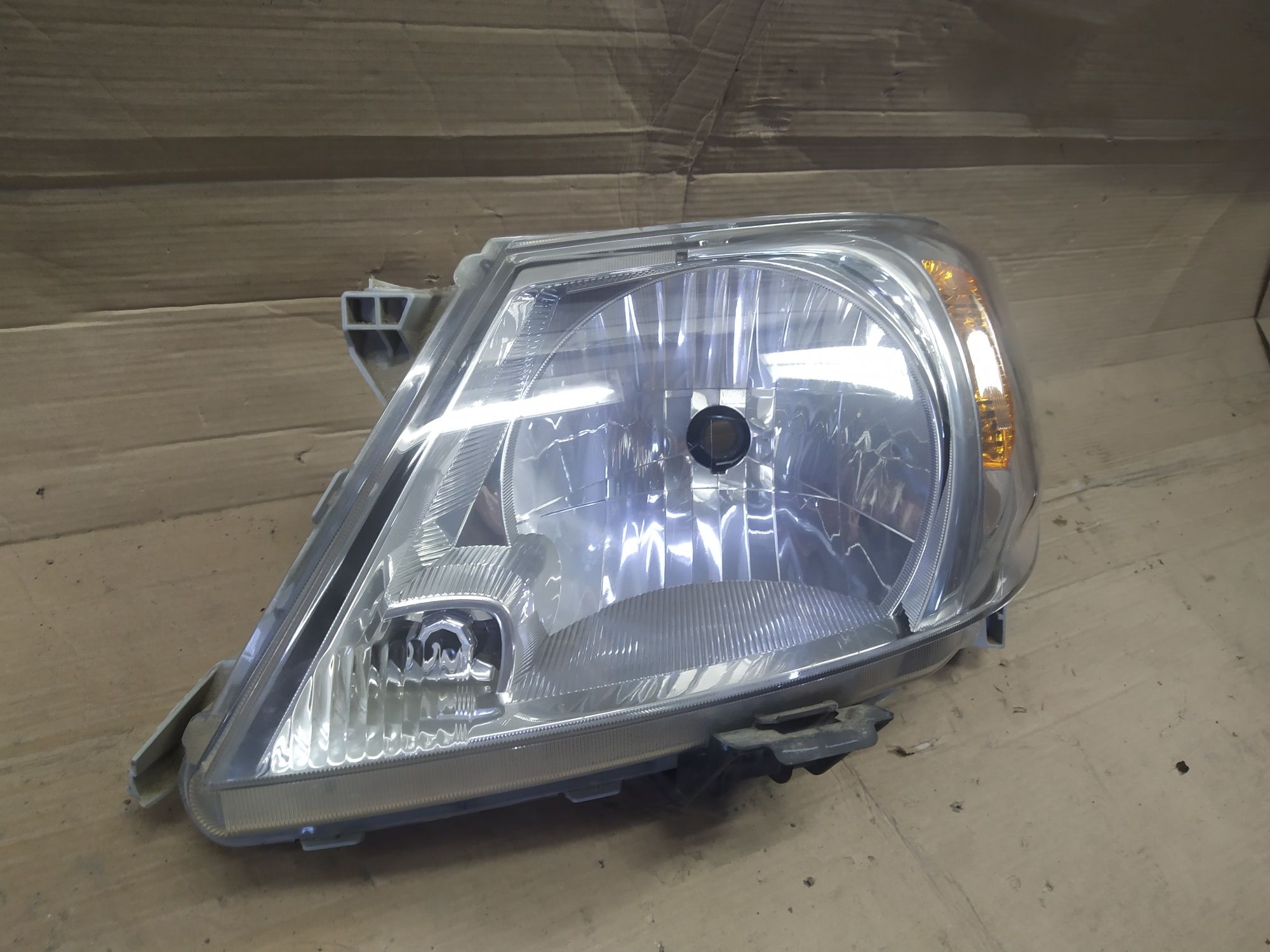 Toyota Hilux 05- lampa lewy przód lewa przednia EU