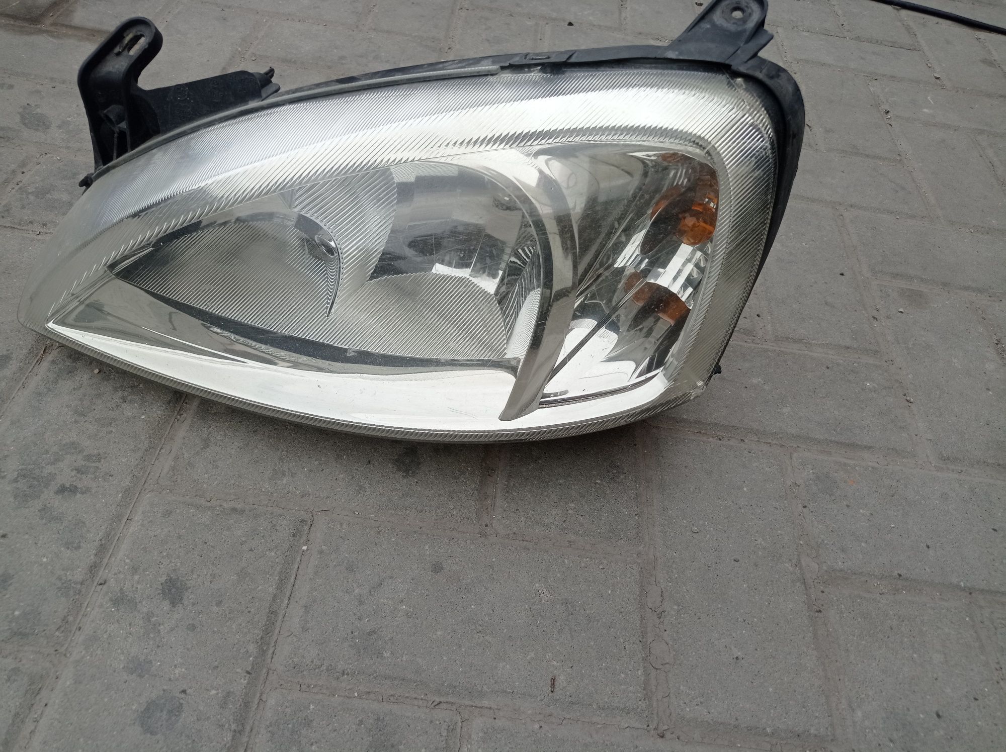 Lampa przód lewa opel corsa c 2005 rok