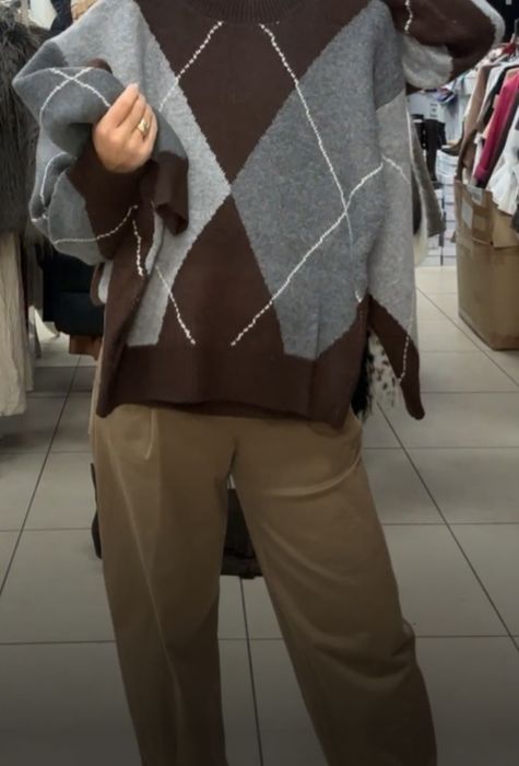 Sweter damski romby czekoladowo szary