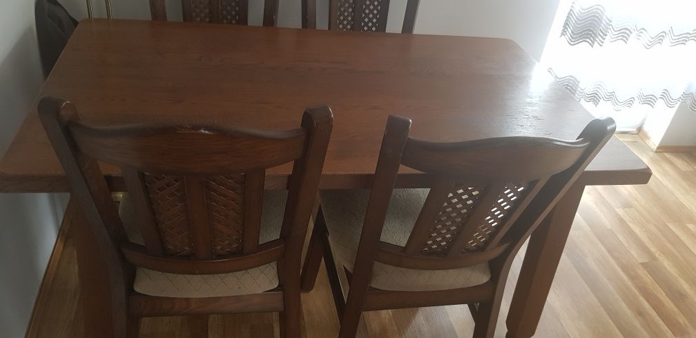 Zestaw stoł plus 4 krzesla.