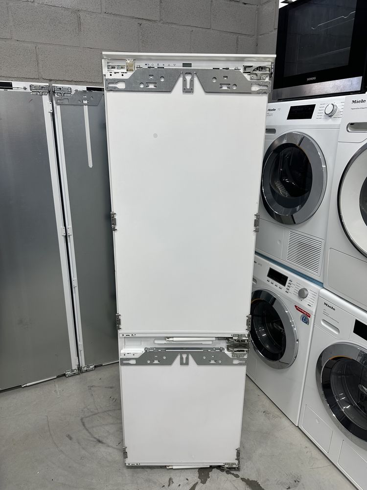 Вбудований холодильник Liebherr ICBN 3356/Biofresh