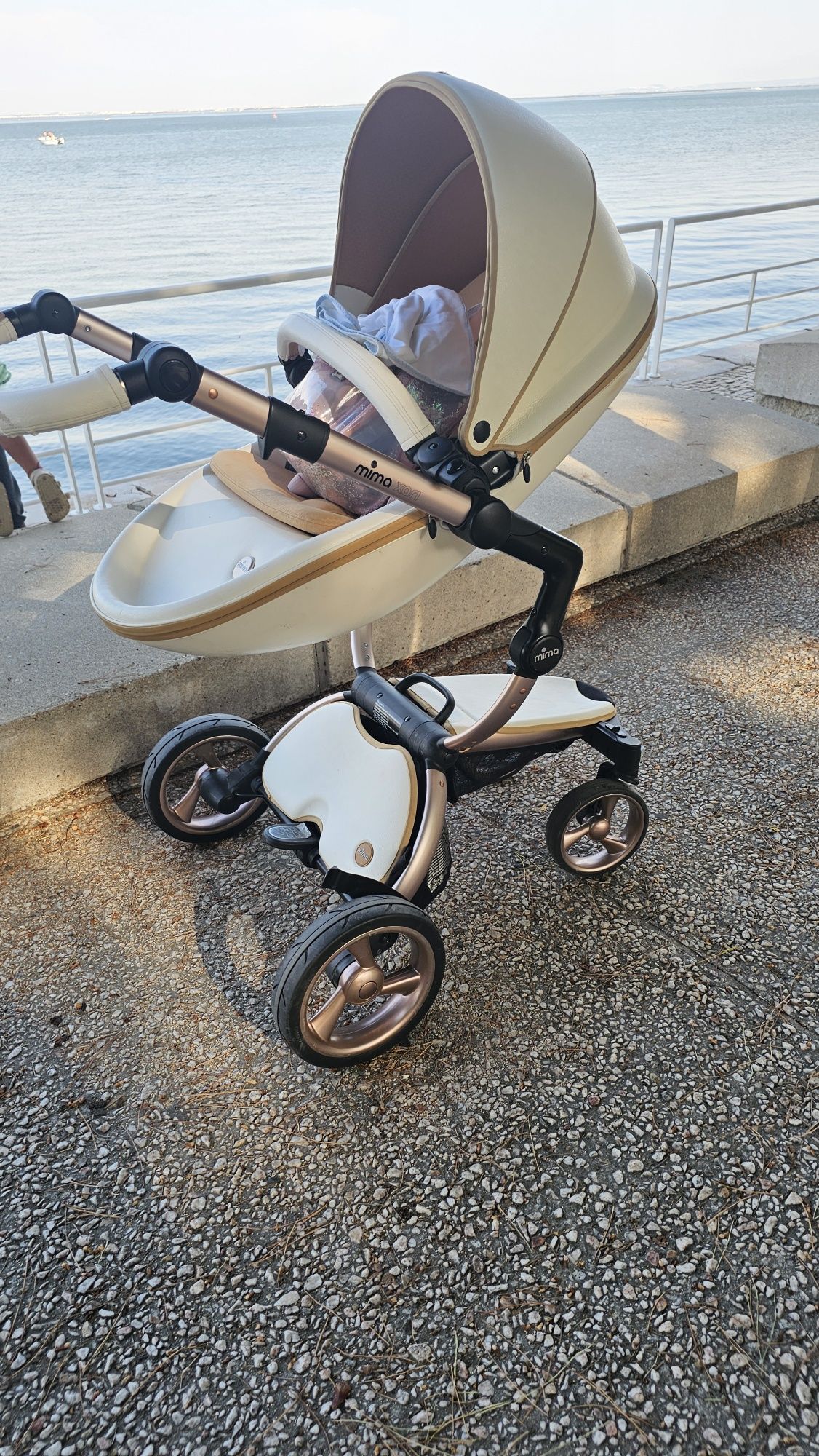 Carrinho de bebé marca MIMA