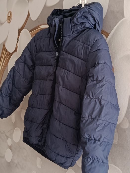 Granatowa kurtka chłopięca przejściowa z kapturem H&M rozmiar 98/104