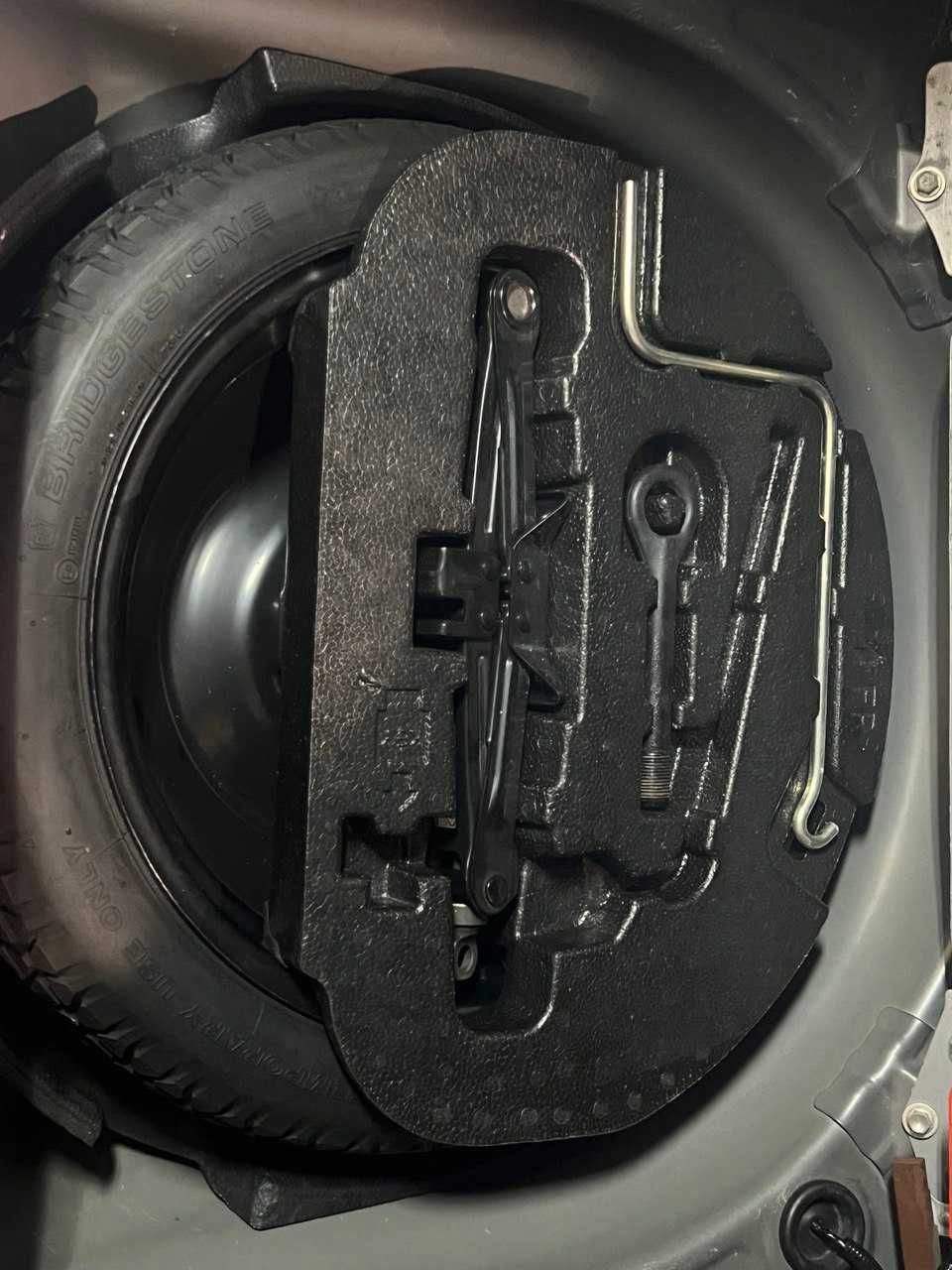 Продам TOYTA PRIUS V 2014