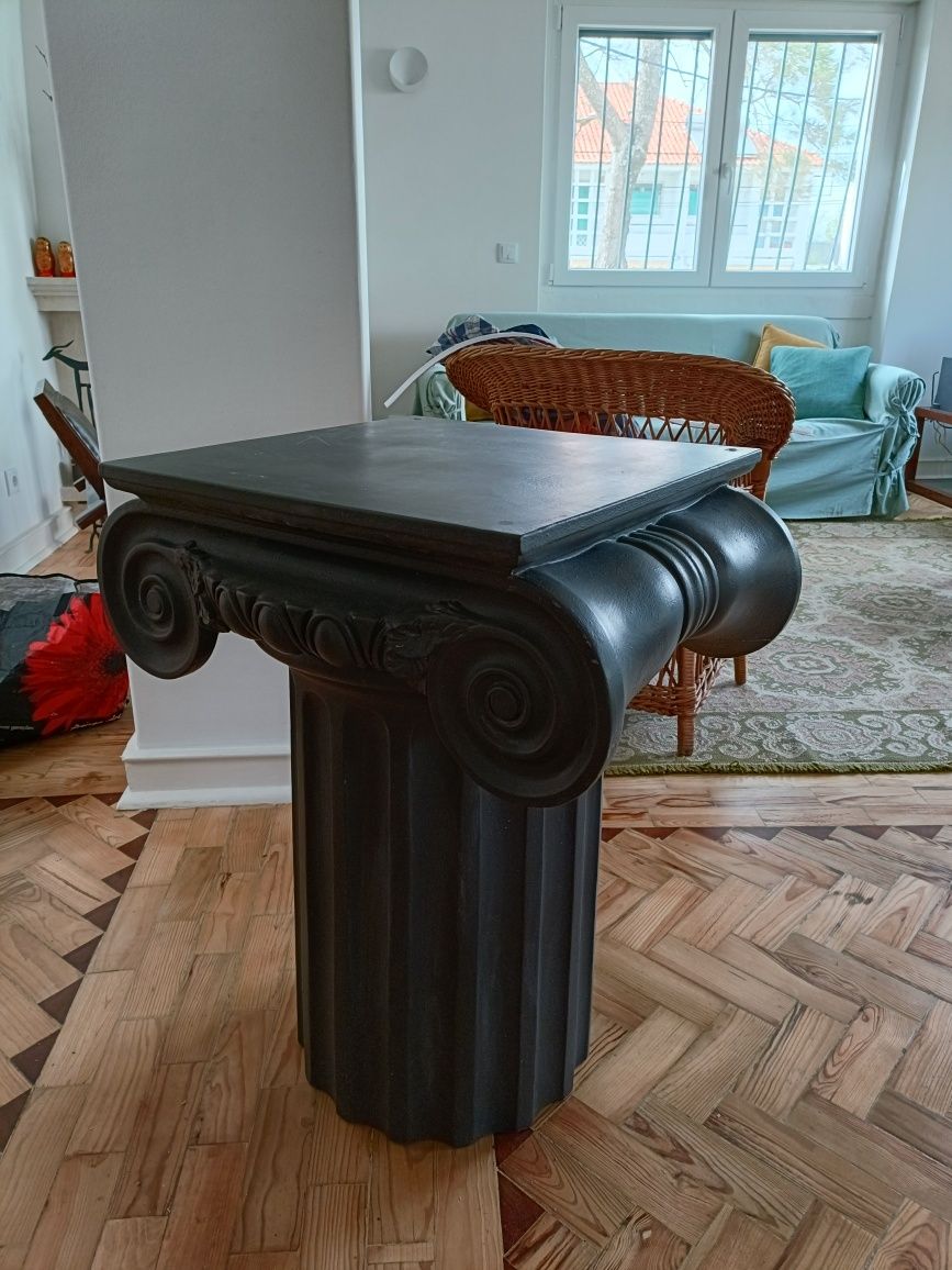 Pé de mesa em voluta