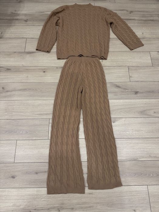 Вʼязаний костюм для дівчини