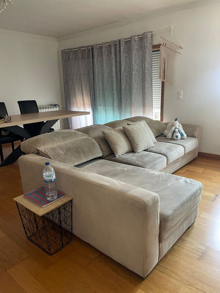 Sofa chaise longue com arrumacao e coatas e assentos moviveis