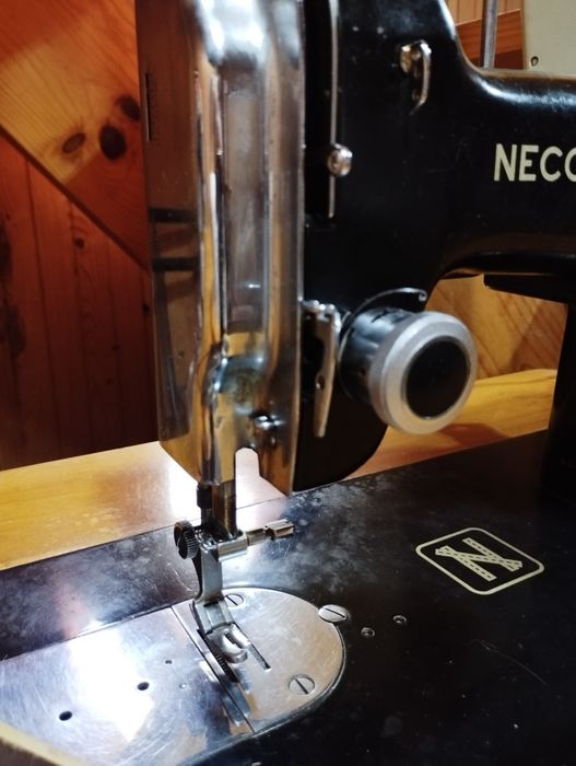 Máquina de costura, antiga , marca Necchi