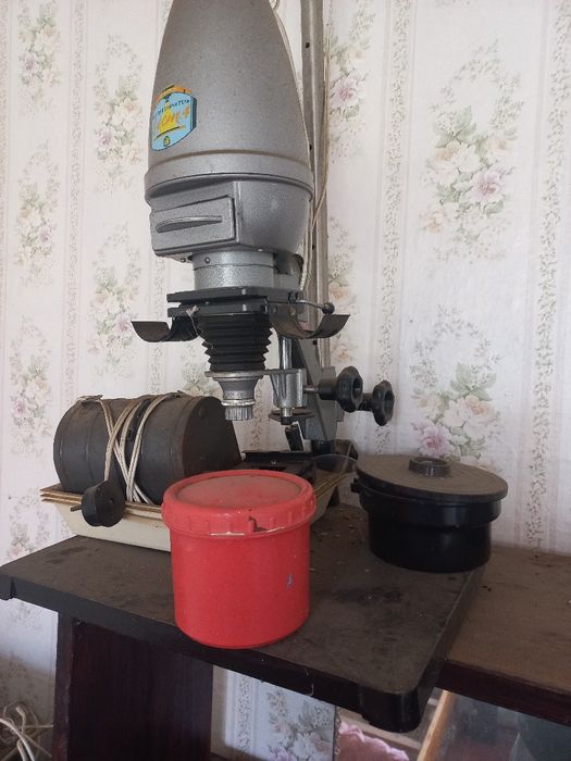 Фотоувеличитель ,резак, бачки...