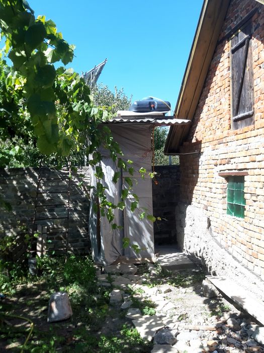 Бесплатно комната для переселенцев или месных , без удобств и ремонта