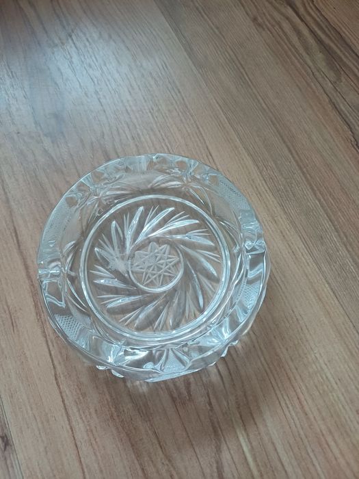 Kryształowa popielniczka nowa.