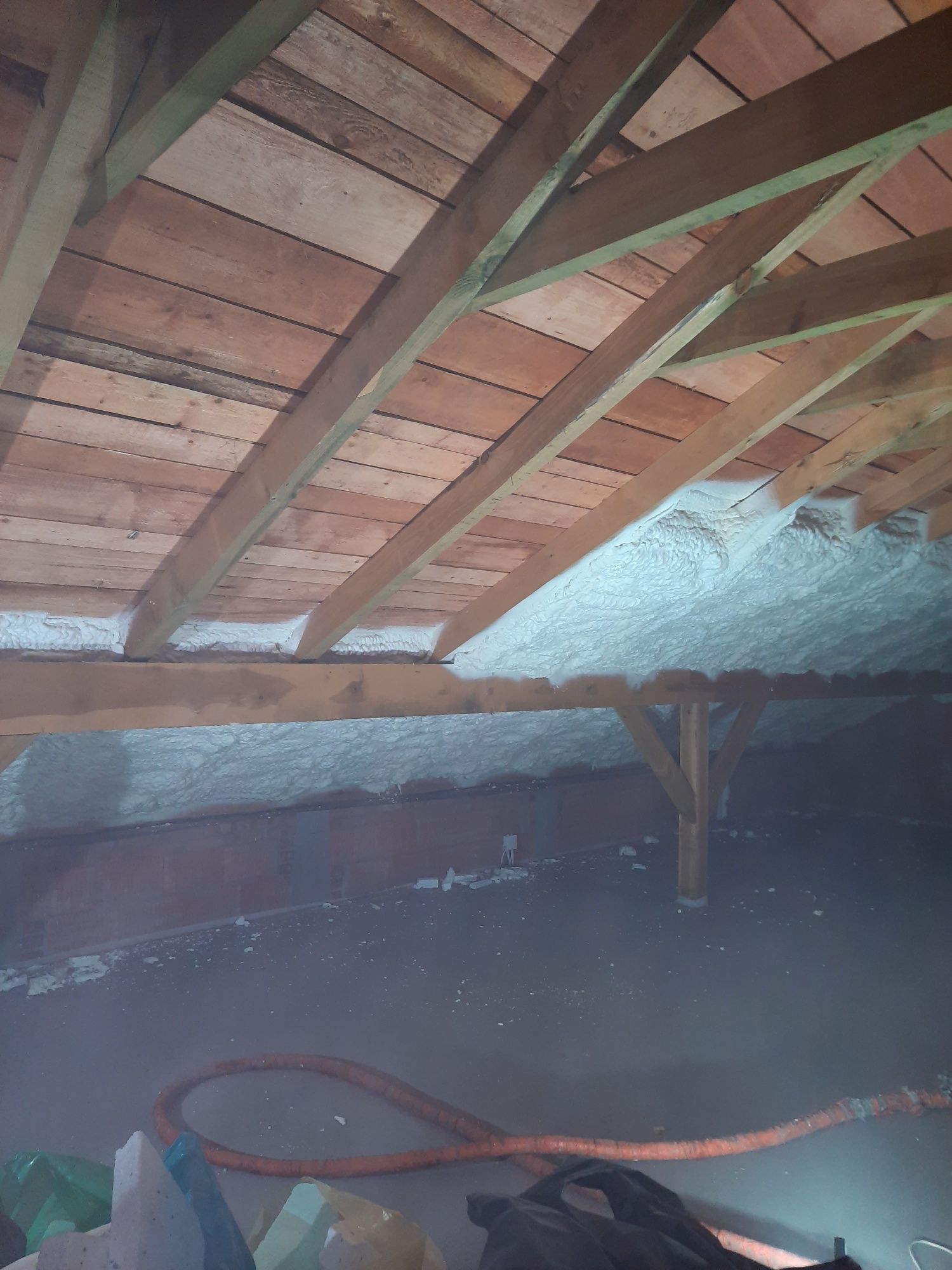 Ocieplanie pianką pur poddasza dachy ocieplenie pianką pur izolacja
