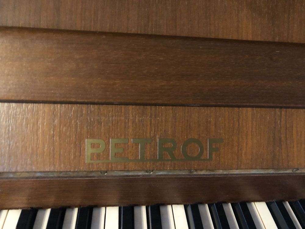 Piano vertical Petrof com OFERTA de banco