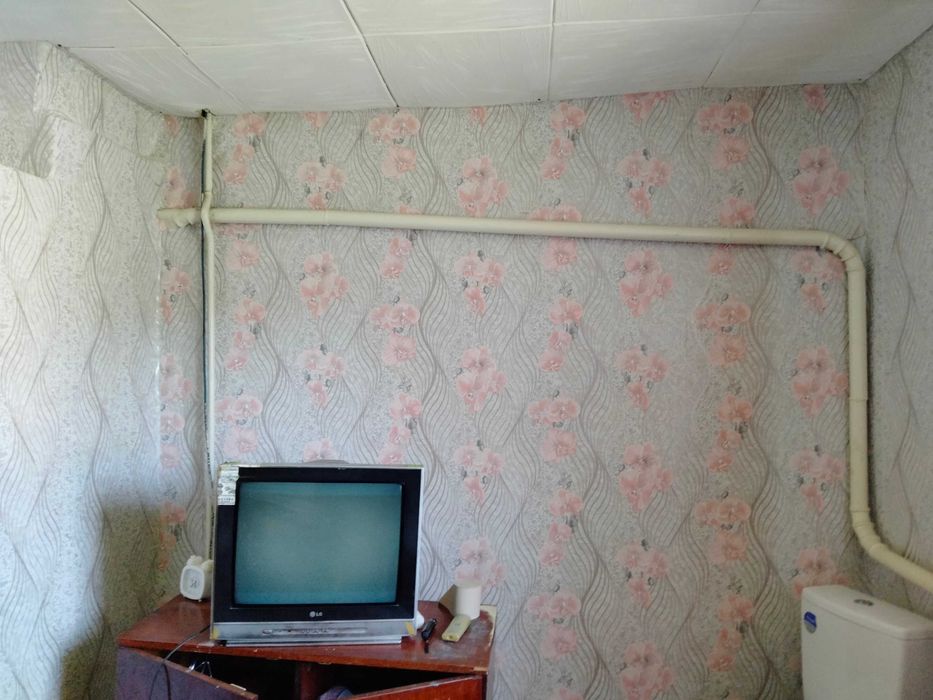 Продам будинок на 2 ходи , потребує ремонту.Можливий торг.