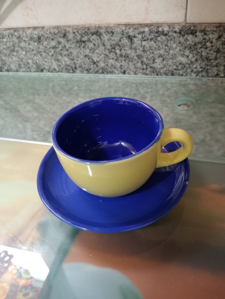 Chavenas de café e respectivos pratos