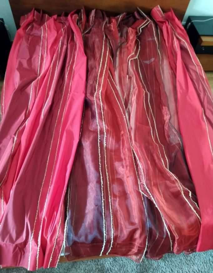 Cortinado em tons vermelhos com bandas laterais