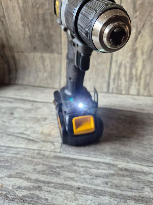 Dewalt DCD 100 wiertarko wkrętarka z baterią 4ah