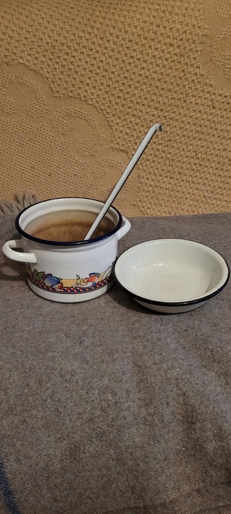 Stare naczynia emaliowane z PRL-u