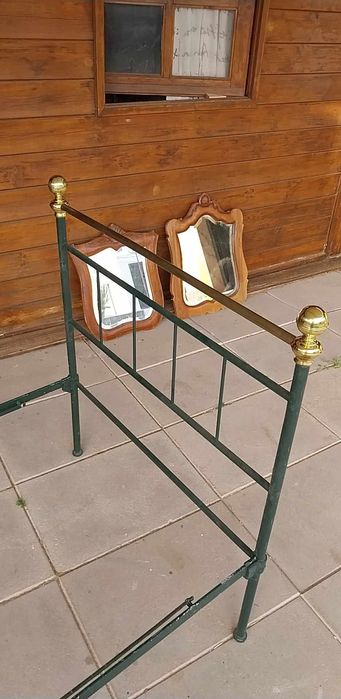 Cama de ferro antiga