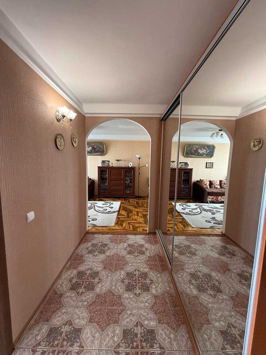 Продам 3-кімнатну квартиру Космос