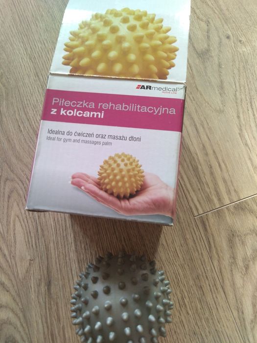 Piłeczka rehabilitacyjna z kolcami do masażu