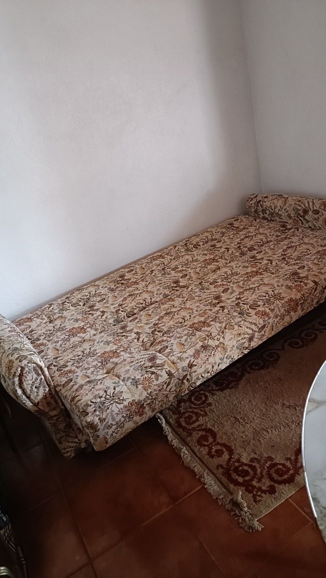 Sofá cama em óptimo estado.
