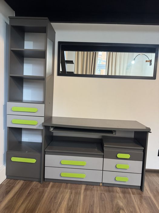 Zestaw mebli młodzieżowych.