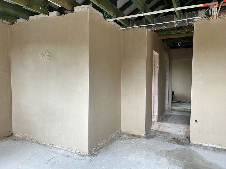 Profesjonalne tynki maszynowe – szybko, równo, solidnie!