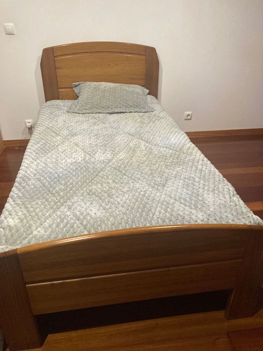 Vendo quarto de criança com marcas de uso