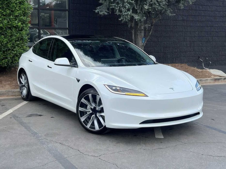 Tesla Model 3 Long Range      2025