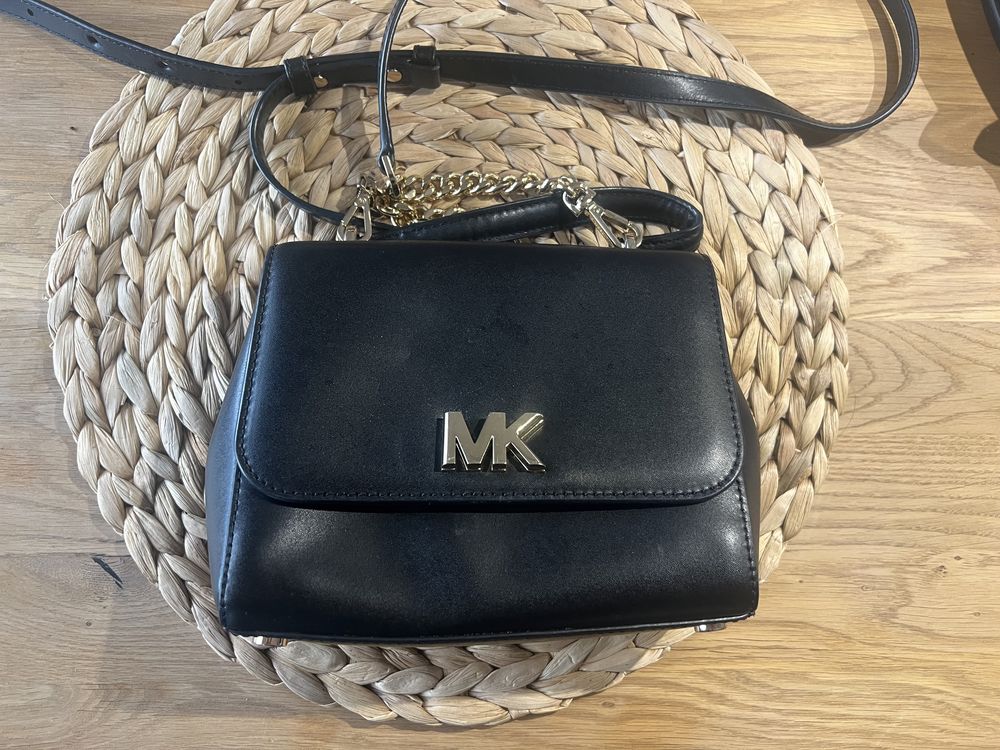 MK Michael Kors czarna torebka na złotym łańcuszku