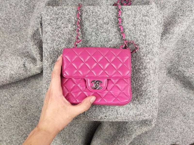 Бездоганна рожева сумка Chanel pink quilted на довгому ремінці