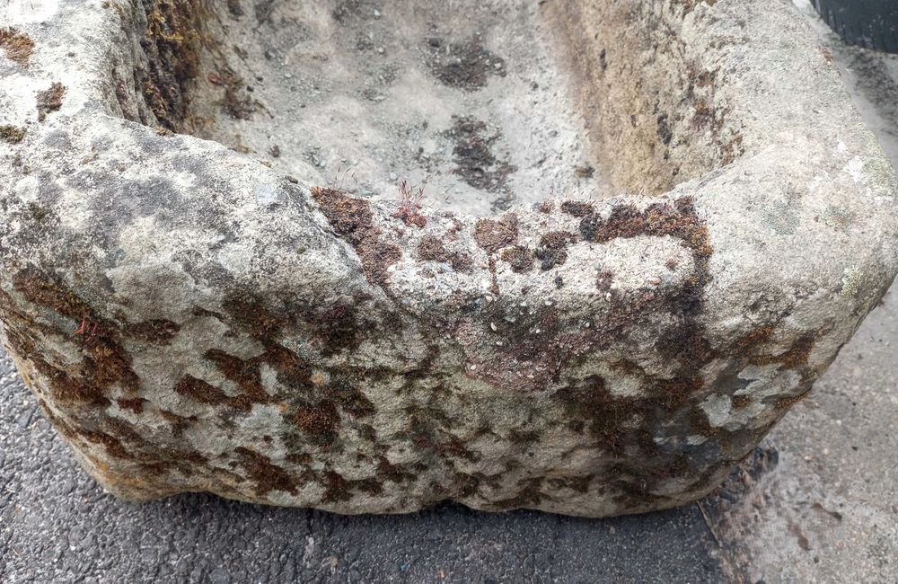 Antiga pia em pedra (60 x 52 x 29 cm)