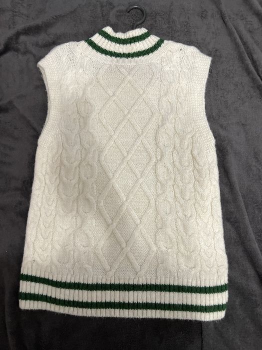 Вʼязаний жилет жіночій