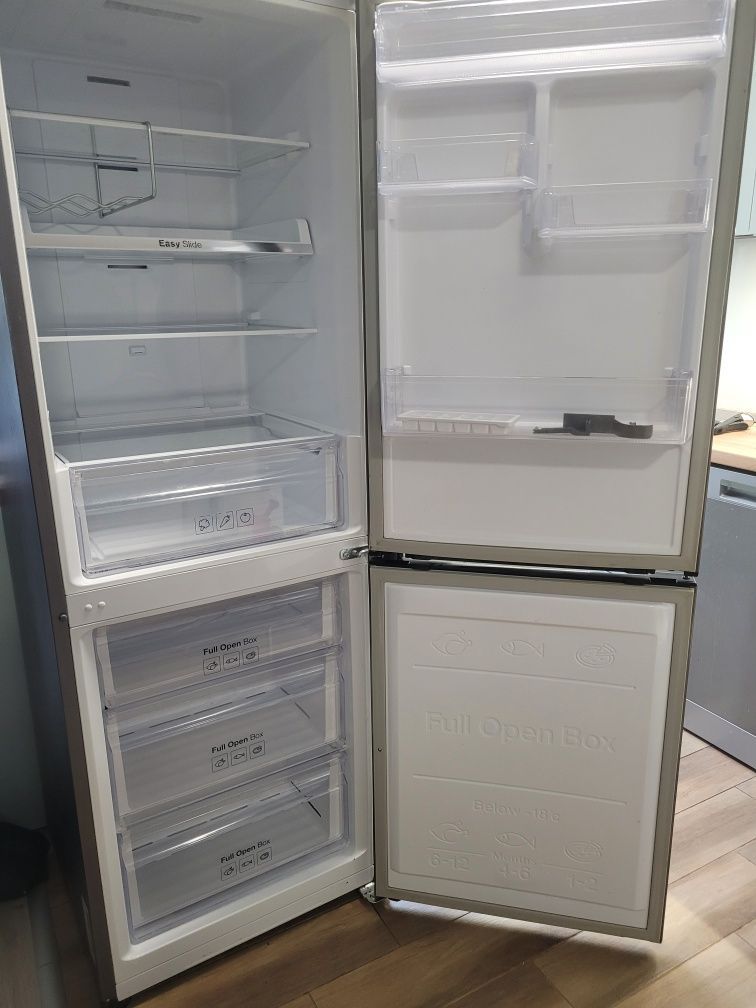 Стильний холодильник Samsung RB38T600CSA з No Frost та інвертором!
	2.