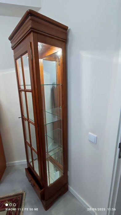 Estante vitrine em madeira maciça em ótimo estado
