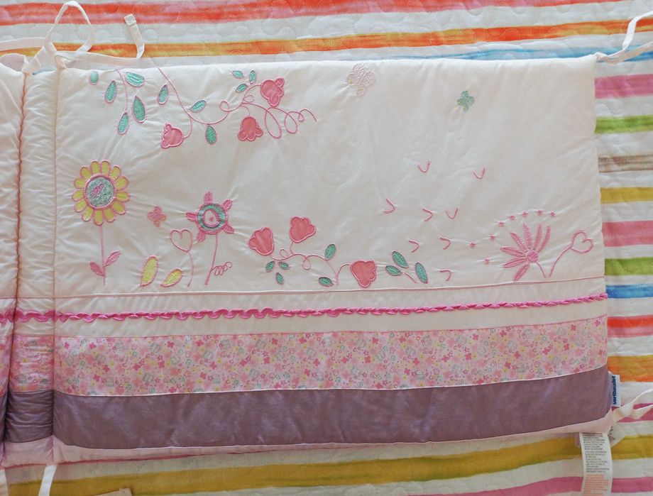 Contorno de berço para menina