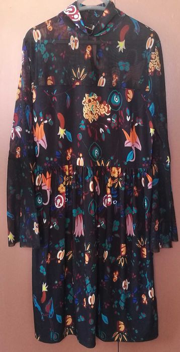 Sukienka kwiaty stójka rozkloszowane rękawy