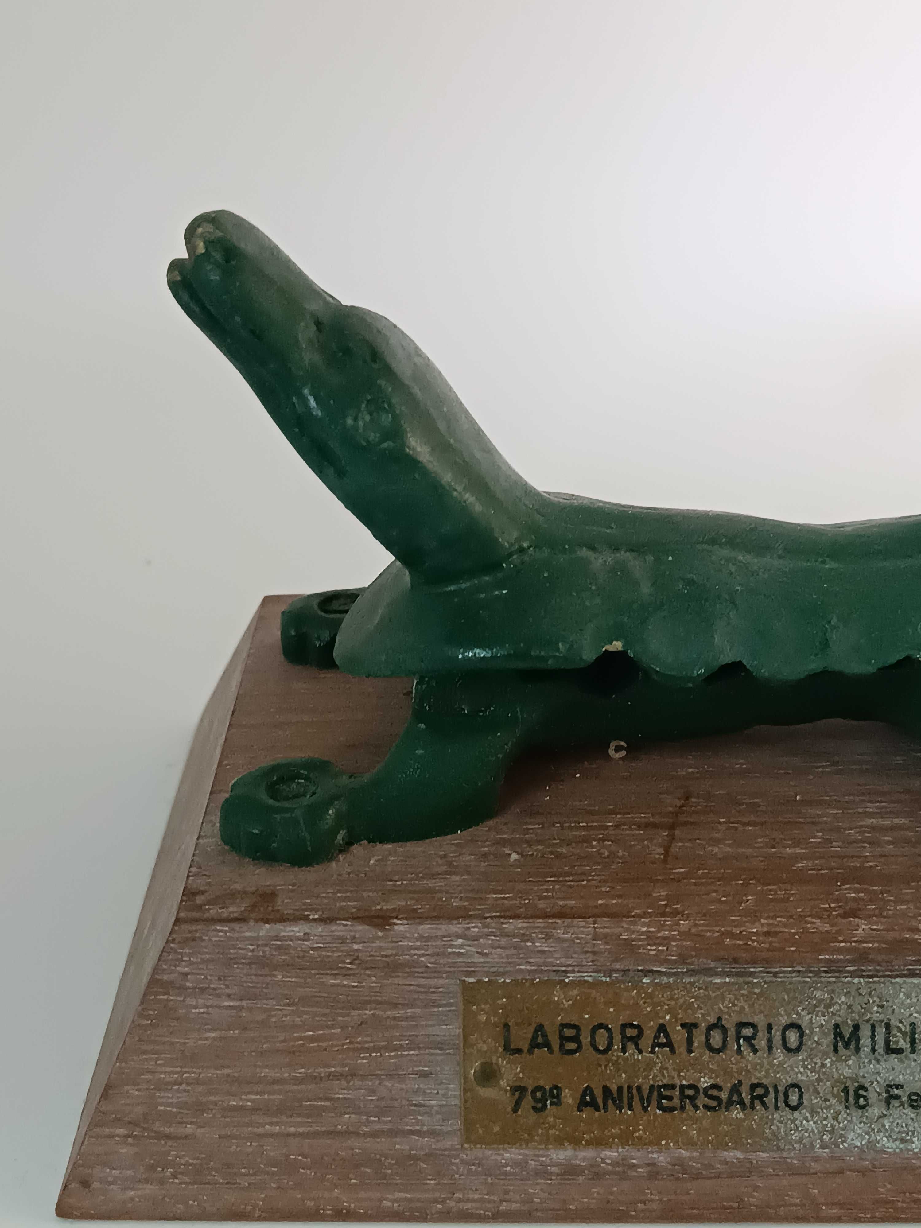 Raro e curioso trofeu com quebra nozes crocodilo em ferro fundido