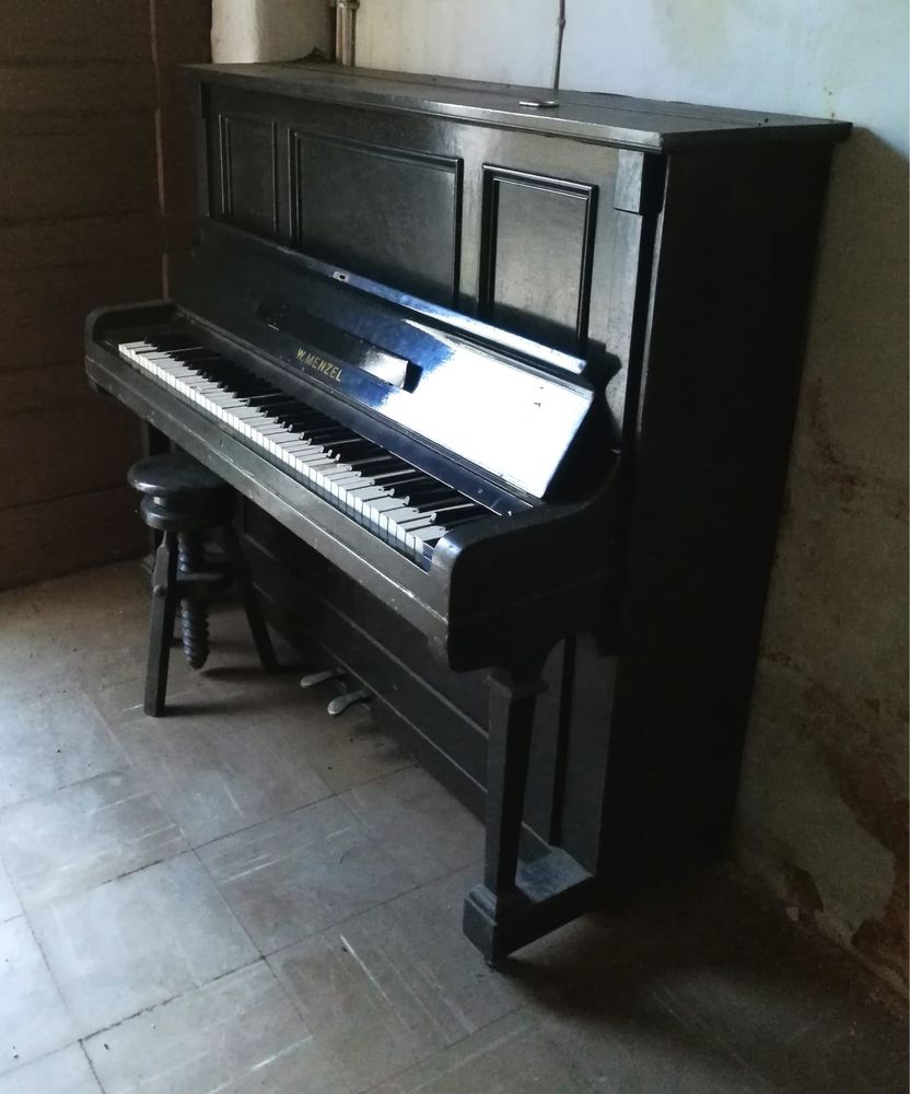 Piano vertical (para decoração)