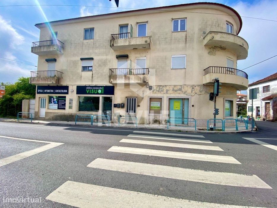 Loja de rua, sita na estrada principal, centro da Maceira.