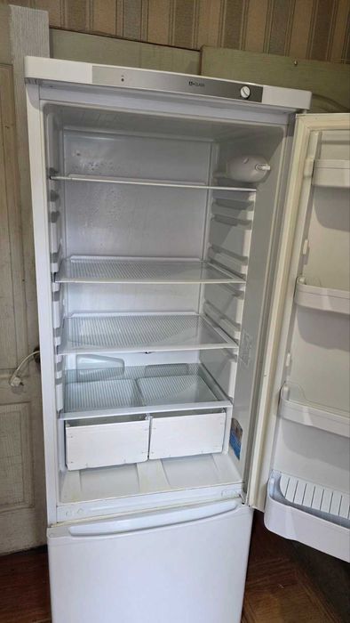 Рабочий холодильник Indesit, высота 1м. 80см. чистый ухоженный.