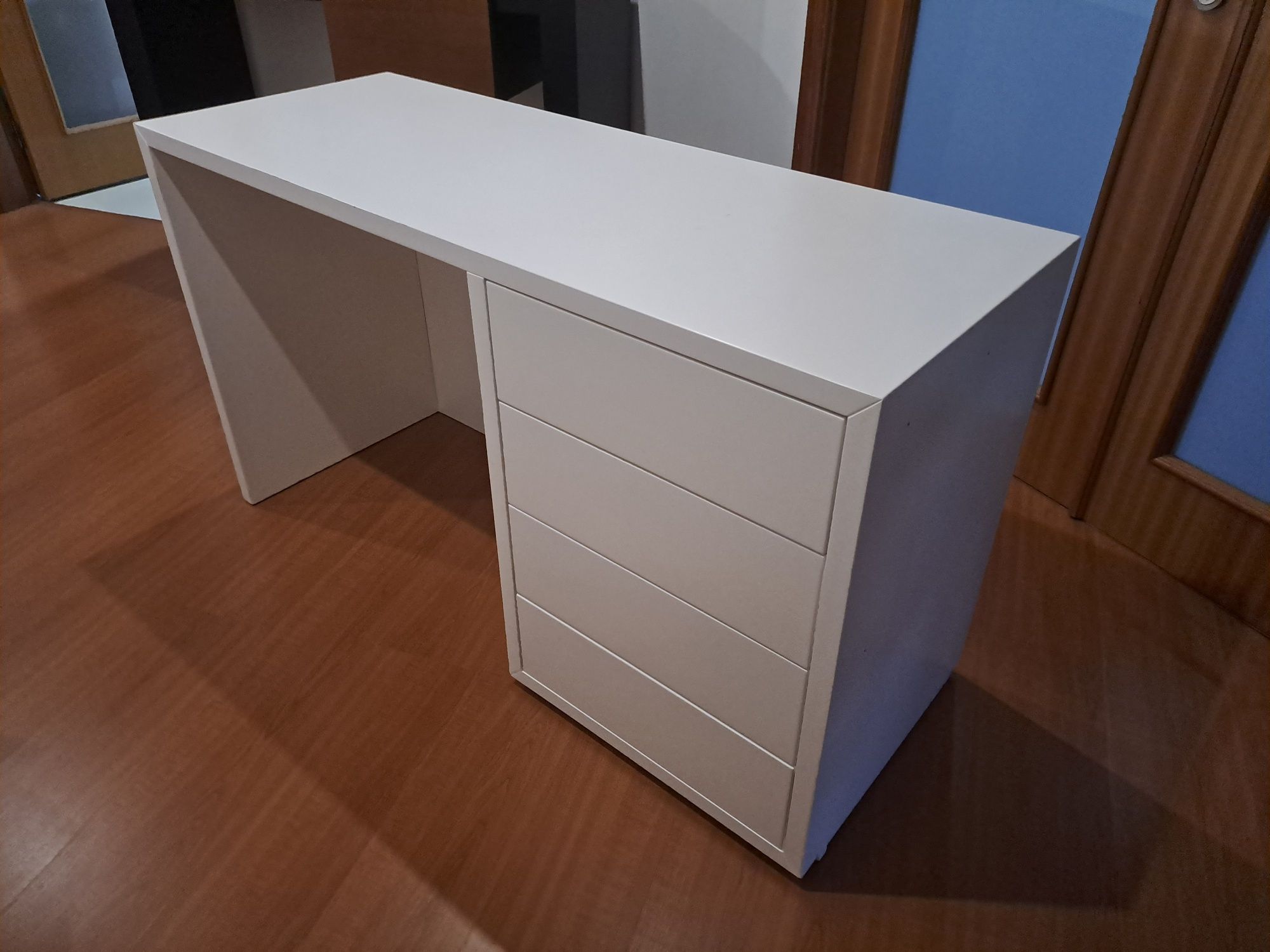 Mesa ( secretaria )e móvel de canto