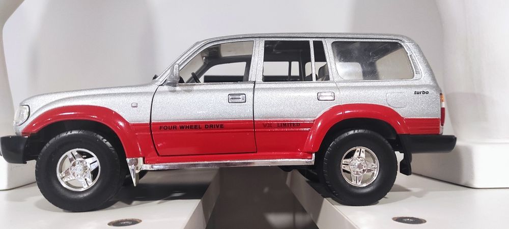 1/18 Toyota Land cruiser Road Tough carro coleção